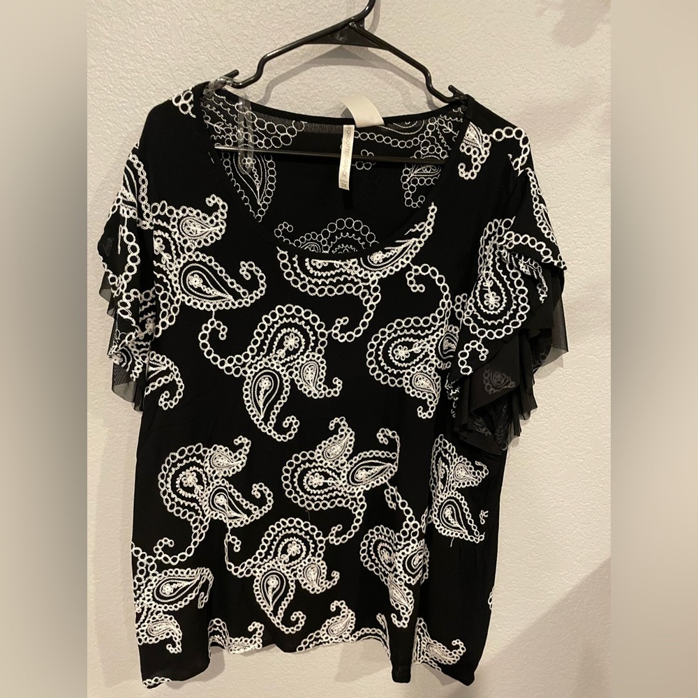 NWT Black and white embroidered blouse size 2X
